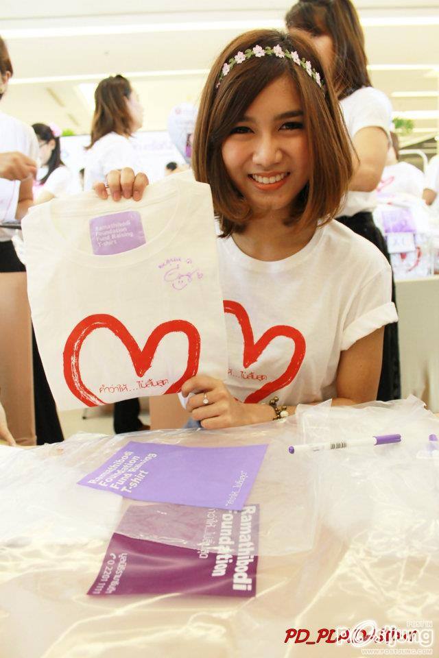 กิ่ง เหมือนแพร (เดอะสตาร์5)งานขายเสื้อที่Paragon