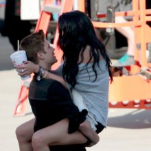 เมื่อกี้มีคนโทรแจ้ง Selena Gomez ว่า Justin bieber ไปจูบสาว Look-A-Like Selena ที่กองถ่าย MV ใหม่ Ju