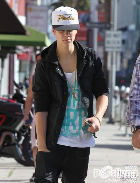 Justin Bieber Fu*k-U Shirt – Lunch time at Chilis Restaurant and  Jelena @the Lakers vs. Spurs Game
