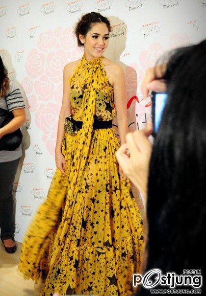 เธอเป็นแฟชั่นนิสต้านนำแทรนด์﻿ของประเทศไทย