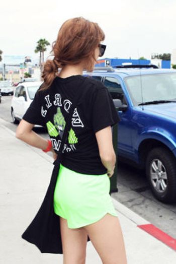 เริ่มด้วยทรงผมแบบยุ่งนิด ๆ ตามธรรมชาติ