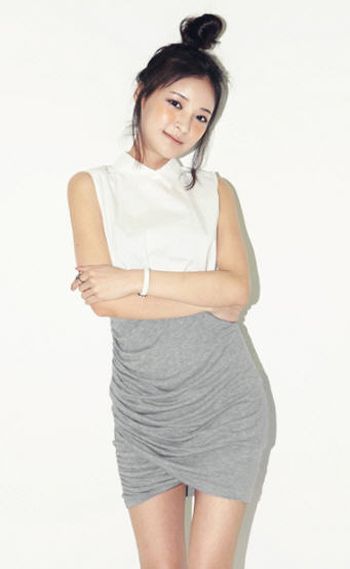 เริ่มด้วยทรงผมแบบยุ่งนิด ๆ ตามธรรมชาติ