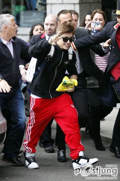 Justin Bieber Leaving Royal Garden Hotel London (April 26, 2012