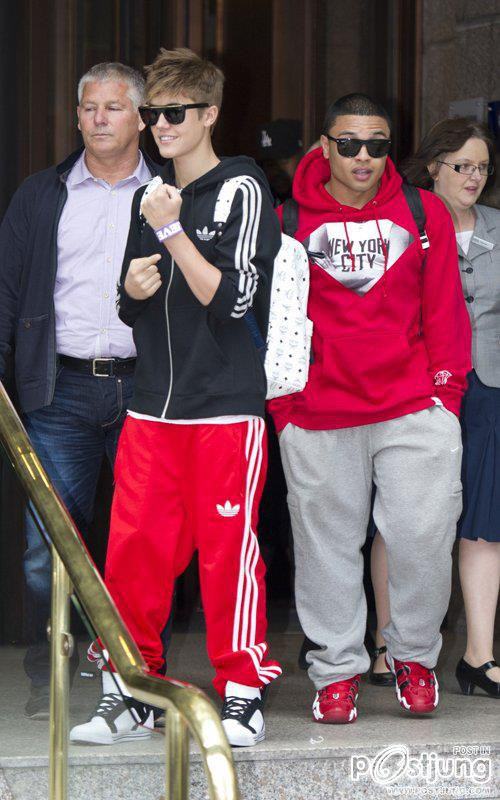 Justin Bieber Leaving Royal Garden Hotel London (April 26, 2012