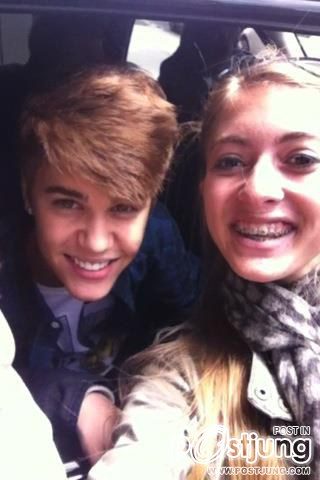 Justin Bieber with Fans (28.4.12) +*