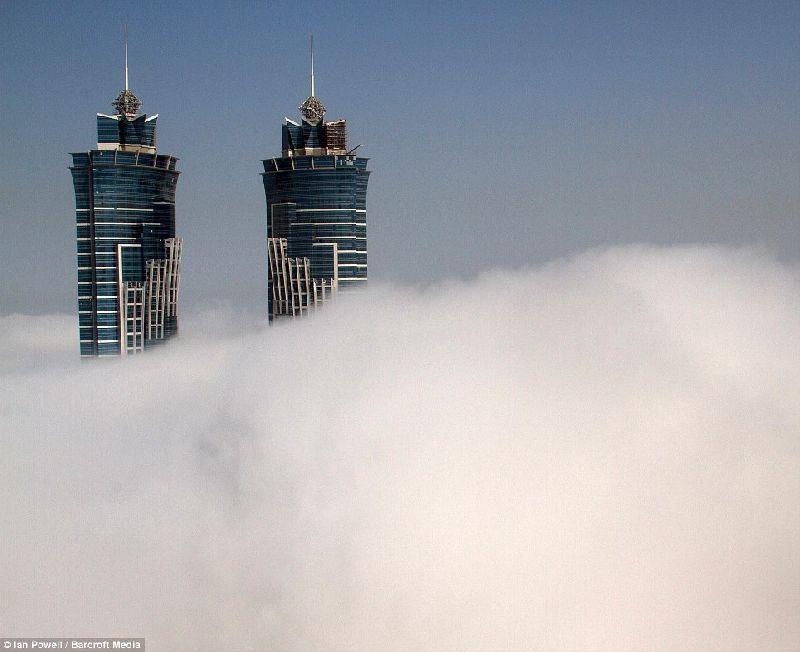 เมื่ออาคารที่สูงที่สุดในโลกต้องเจอกับสภาพของหมอกที่หนาจัด