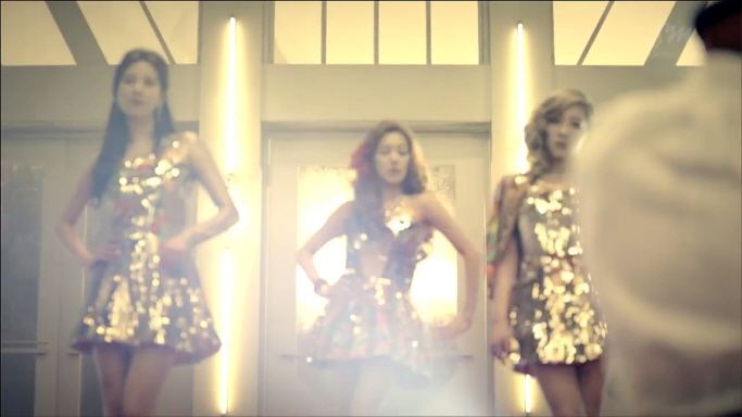 Pic Snapshot MV "TWINKLE"