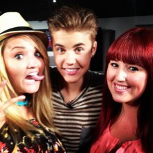 Justin Bieber ถ่ายรูปกับแฟนๆ ที่ไปดูการเปิดตัว MV เพลง BOYFRIEND ของ MTV จ้า :) จัสน่ารักอ่าาาา ' '-