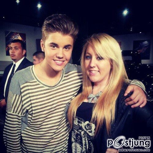 Justin Bieber ถ่ายรูปกับแฟนๆ ที่ไปดูการเปิดตัว MV เพลง BOYFRIEND ของ MTV จ้า :) จัสน่ารักอ่าาาา ' '-