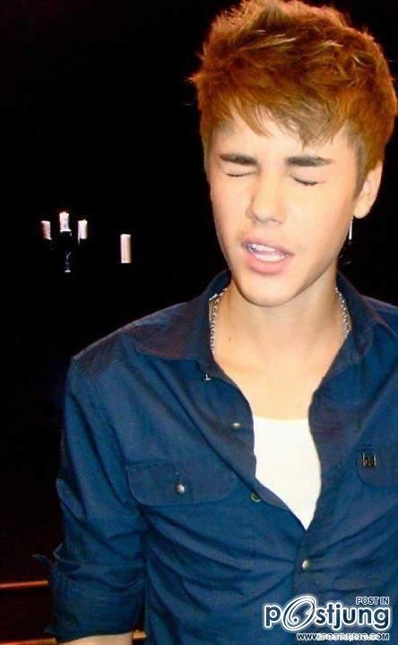 Justin Bieber ถ่ายรูปกับแฟนๆ ที่ไปดูการเปิดตัว MV เพลง BOYFRIEND ของ MTV จ้า :) จัสน่ารักอ่าาาา ' '-