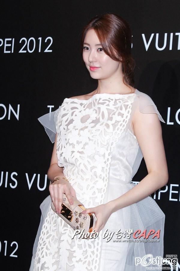 ยุนอึนเฮ  (Yoon Eun Hey)  สวมชุดสีขาว ร่วมงานของ Louis Vuitton  ที่ประเทศไต้หวัน