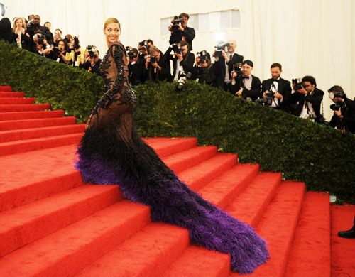 แฟชั่น แซ่บ ๆ ของเหล่าคนดัง ในงาน Met Gala 2012