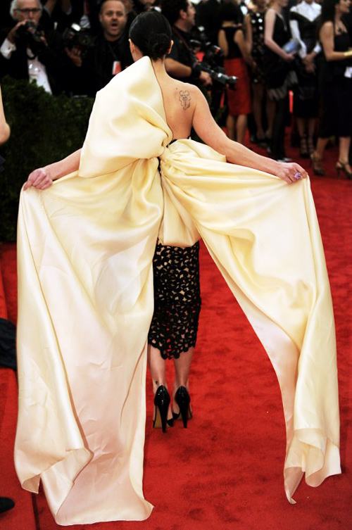 แฟชั่น แซ่บ ๆ ของเหล่าคนดัง ในงาน Met Gala 2012