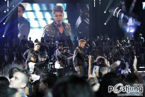 Justin Bieber performing Boyfriend on The Voice :
