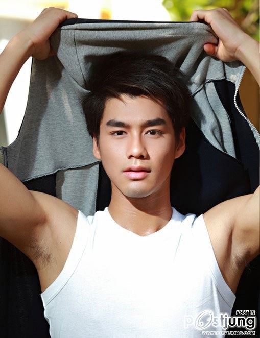 เพ็ชร ฐกฤต พระเอกหน้าใหม่ของช่องสาม มาร่วมงานวันเกิดของไฮโซชูชัย  สงสัยว่าเขากิ้กกันอยู่รึป่าว???