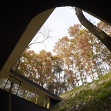 Japanese Home Design – a glass home hangs on a steep slope like a bird nest, not for the faint of he