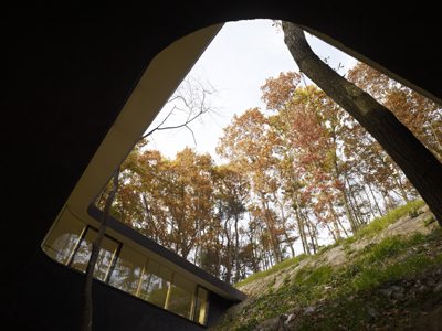 Japanese Home Design &ndash; a glass home hangs on a steep slope like a bird nest, not for the faint of he