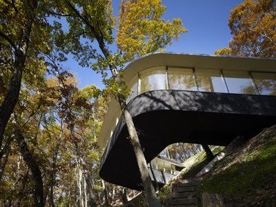 Japanese Home Design &ndash; a glass home hangs on a steep slope like a bird nest, not for the faint of he