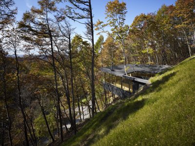 Japanese Home Design &ndash; a glass home hangs on a steep slope like a bird nest, not for the faint of he
