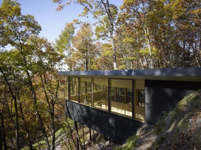 Japanese Home Design &ndash; a glass home hangs on a steep slope like a bird nest, not for the faint of he