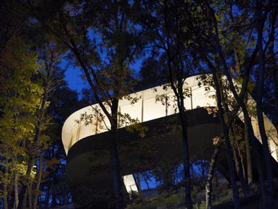 Japanese Home Design &ndash; a glass home hangs on a steep slope like a bird nest, not for the faint of he