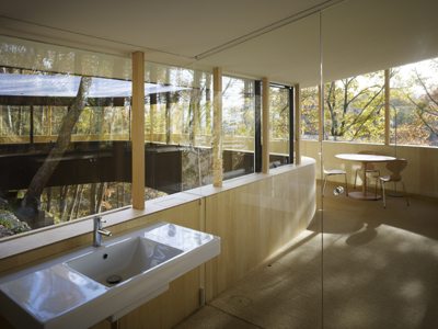 Japanese Home Design &ndash; a glass home hangs on a steep slope like a bird nest, not for the faint of he