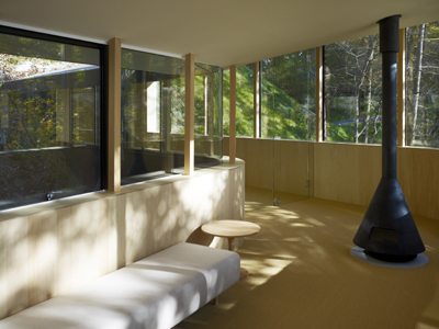 Japanese Home Design &ndash; a glass home hangs on a steep slope like a bird nest, not for the faint of he