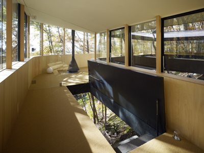 Japanese Home Design &ndash; a glass home hangs on a steep slope like a bird nest, not for the faint of he