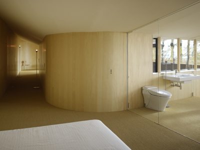 Japanese Home Design &ndash; a glass home hangs on a steep slope like a bird nest, not for the faint of he