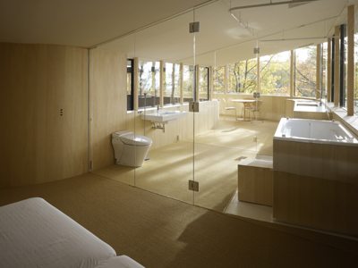 Japanese Home Design &ndash; a glass home hangs on a steep slope like a bird nest, not for the faint of he