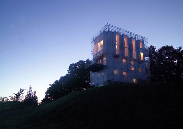 Modern Prefab House 'Chameleon' Changes with The Seasons!