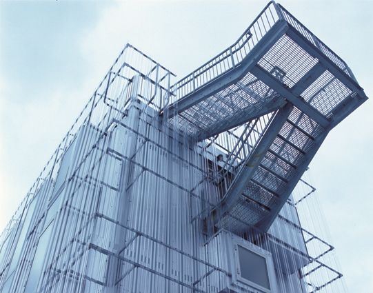 Modern Prefab House 'Chameleon' Changes with The Seasons!