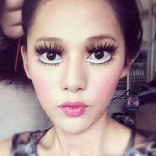 แฟชั่น ขนตาปลอมของเหล่าดารา เป็นแพหนาช่วยตาเด้ง