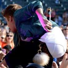 จัสติน บีเบอร์ กางเกงหลุดบนเวทีคอนเสิร์ต