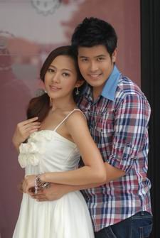 ก็มันอัด มันอั้น เก็บมานานจนอั้นไม่ไหว เกิดมาไม่เคยปิ๊งใคร ทำไม๋...ทำไม...ต้องมาปิ๊งเธอ