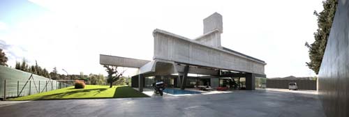เท่ว่ะ บ้าน !!!Concrete + Metal + Glass is the winning combination, and this modern house in Madrid, Spain