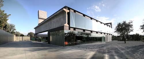 เท่ว่ะ บ้าน !!!Concrete + Metal + Glass is the winning combination, and this modern house in Madrid, Spain