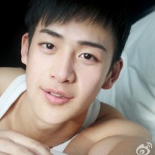 หนุ่มตี๋กล้ามใหญ่