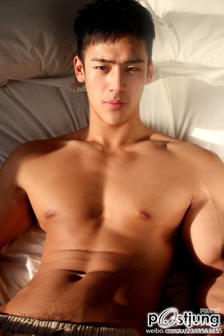 หนุ่มตี๋กล้ามใหญ่