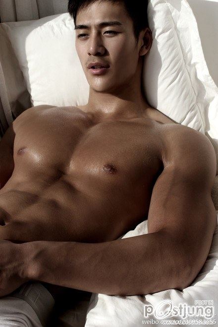 หนุ่มตี๋กล้ามใหญ่