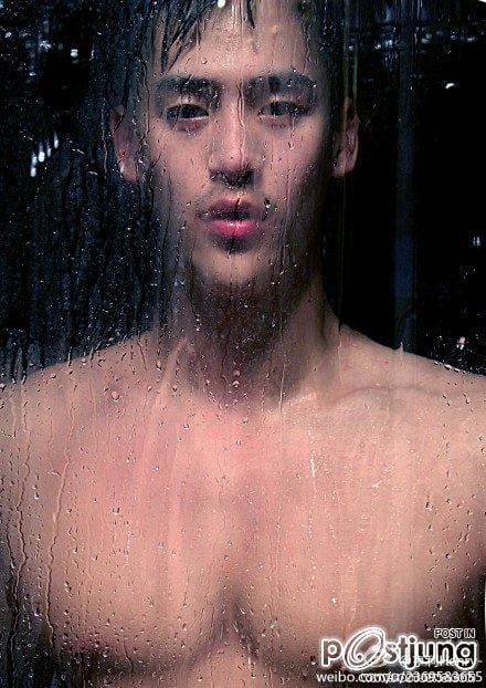 หนุ่มตี๋กล้ามใหญ่