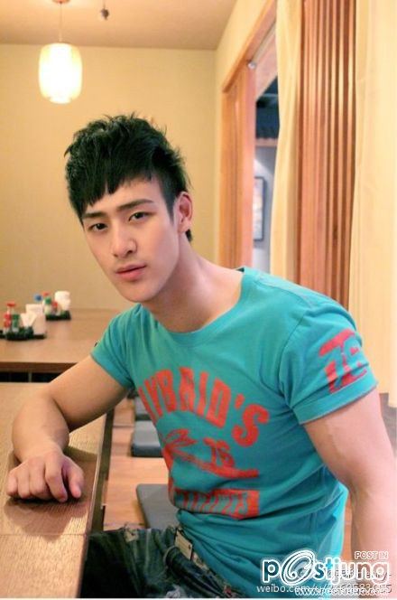 หนุ่มตี๋กล้ามใหญ่