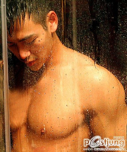 หนุ่มตี๋กล้ามใหญ่