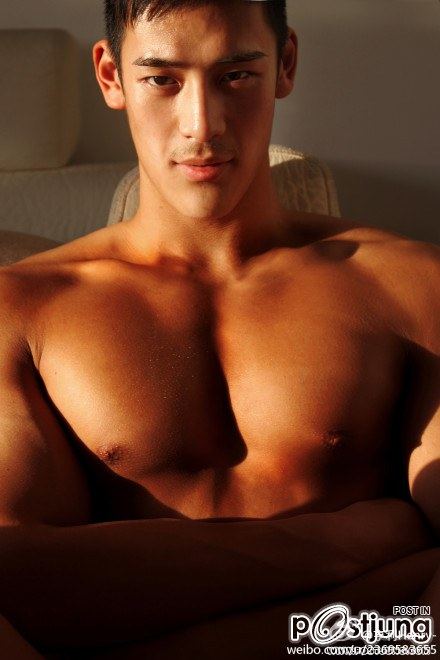 หนุ่มตี๋กล้ามใหญ่