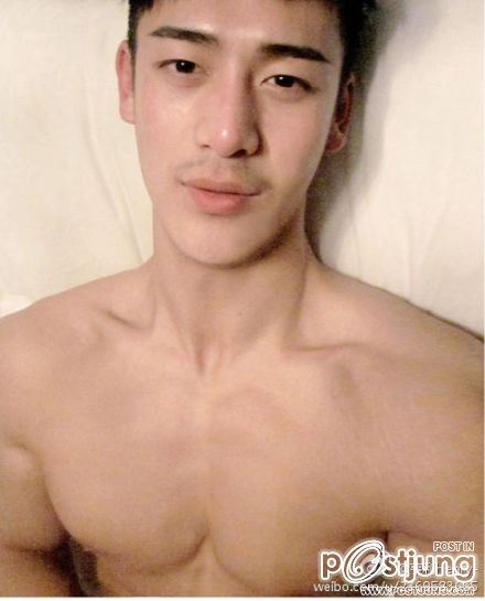 หนุ่มตี๋กล้ามใหญ่