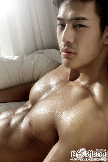 หนุ่มตี๋กล้ามใหญ่