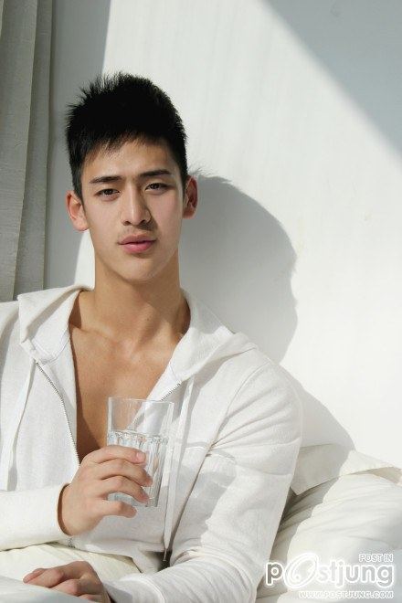 หนุ่มตี๋กล้ามใหญ่