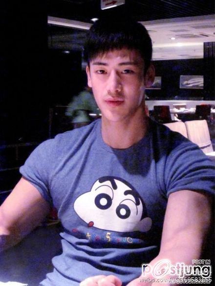 หนุ่มตี๋กล้ามใหญ่