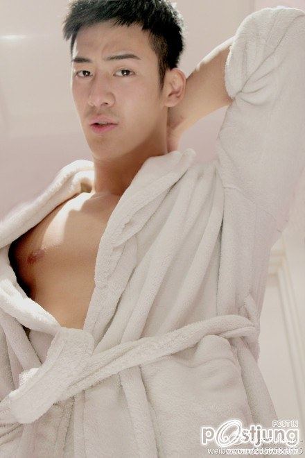 หนุ่มตี๋กล้ามใหญ่