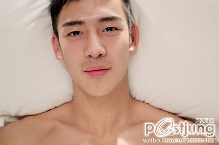 หนุ่มตี๋กล้ามใหญ่